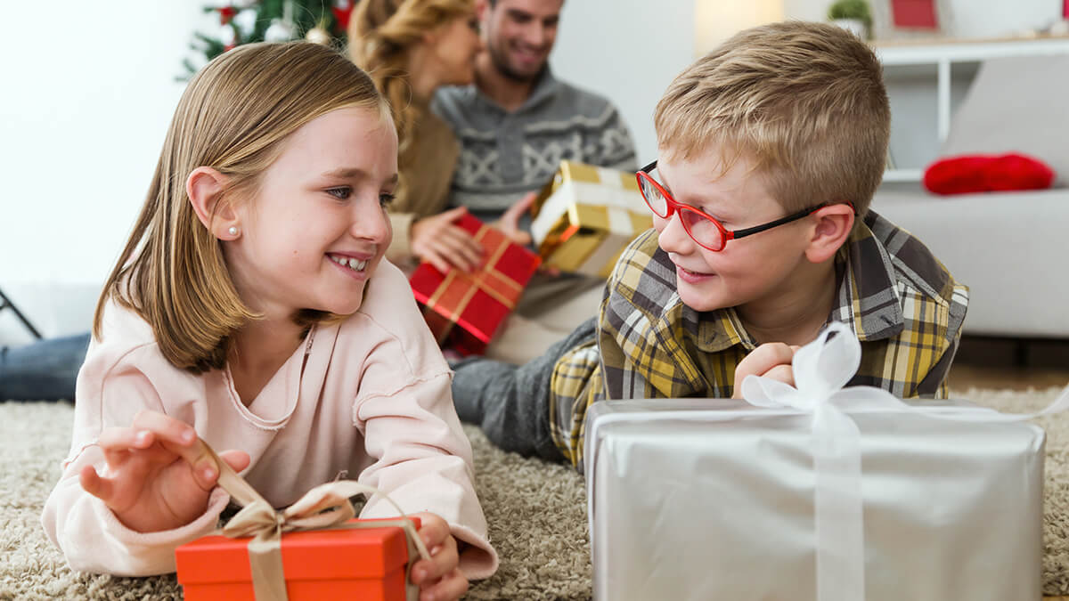Как правильно дарить подарки детям?