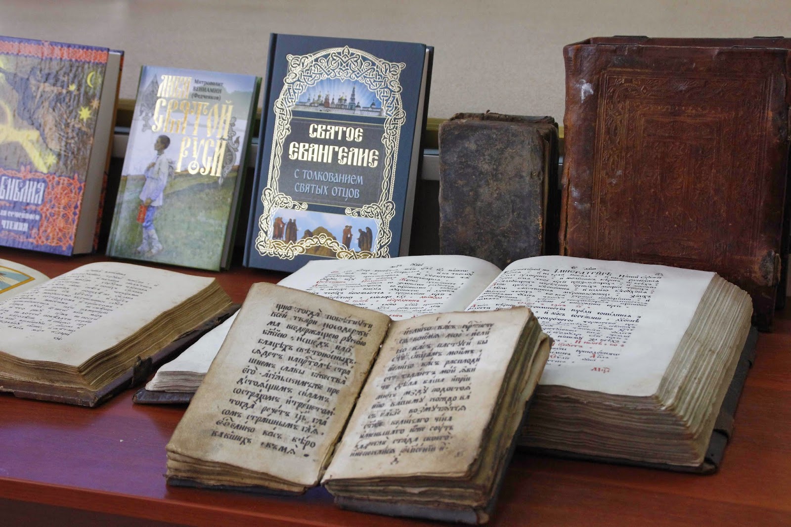 Православная книга это. Православные книги. Религиозные книги. Церковная литература. Православные книги в библиотеке.